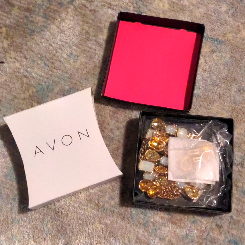 Free with Next Purchase 💥 Avon Fashion Necklace & Earrings